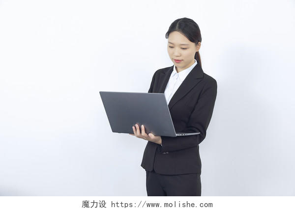 商务女性白色背景抱着电脑办公图片
